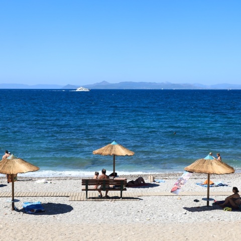 Ομπρέλες και λουόμενοι σε οργανωμένη παραλία