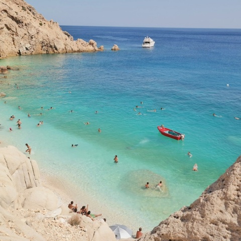 Κολυμβητές και λουόμενοι σε παραλία της Ικαρίας