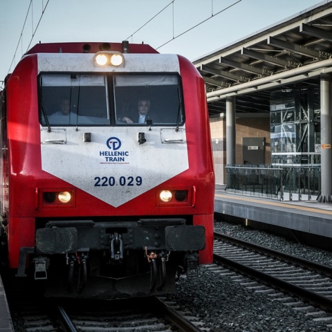 Τρένο σε σιδηροδρομικό σταθμό