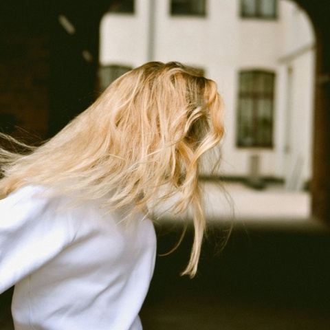 Γυναίκα με κρυμμένο το πρόσωπό της από τον φωτογραφικό φακό