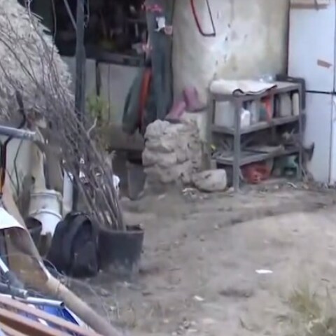 Το σπίτι από άχυρο και λάσπη στο οποίο διαμένει η οικογένεια παλαιοχριστιανών στην Κορινθία