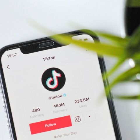 ΕΕ-προστασία ανηλίκων: Η Ευρωπαϊκή Ένωση άνοιξε «επίσημη έρευνα» σε βάρος του TikTok βάσει του νόμου για τις ψηφιακές υπηρεσίες (DSA).