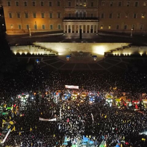 Οι αγρότες κατέκλυσαν με τα τρακτέρ το κέντρο της Αθήνας