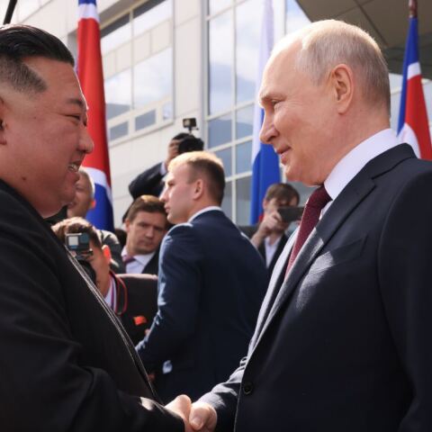 Ο Βλαντιμίρ Πούτιν έκανε δώρο στον Κιμ Γιονγκ Ουν ένα αυτοκίνητο