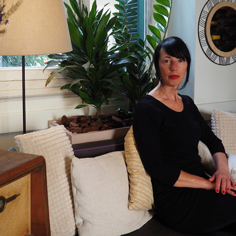 Χρύσα Σουγιούλ: Η σκηνοθεσία της αστικής μοναξιάς