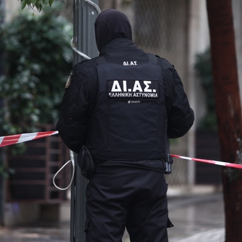 Μέλος της ΔΙΑΣ σε σημείο όπου σήμανε συναγερμός για την παρουσία ύποπτου αντικειμένου