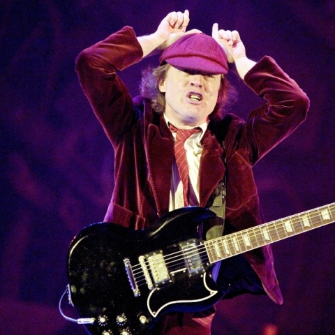 AC/DC: Κυκλοφορούν τα άλμπουμ τους σε περιορισμένο αριθμό χρυσών βινυλίων για τα 50 χρόνια της μπάντας.