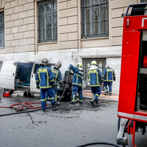 Πυροσβέστες σβήνουν φωτιά από όχημα στο κέντρο της Αθήνας