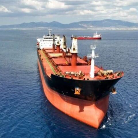 Πλοίο υπό ελληνική σημαία εκφορτώνει ανθρωπιστική βοήθεια στην Άντεν της Υεμένης