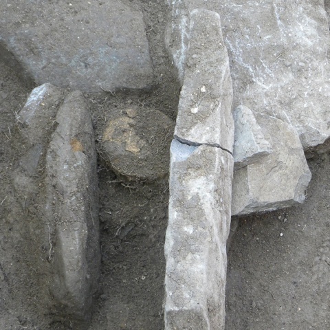 O κιβωτιόσχημος τάφος του μωρού που φέρεται να είναι η πρώτη περίπτωση συνδρόμου Down στην αρχαιότητα στην Ελλάδα