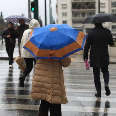 Πολίτες με ορμπέλα στο κέντρο της Αθήνας