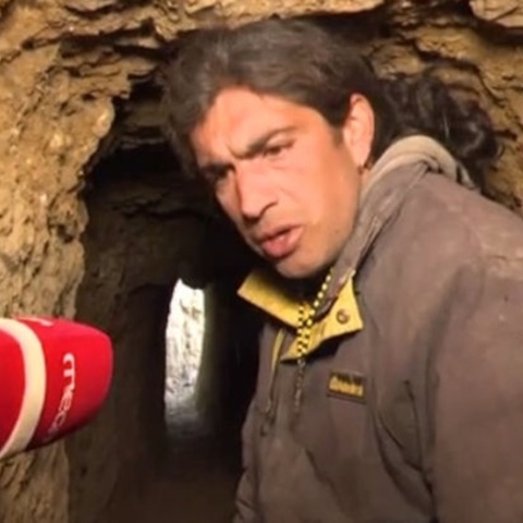 Ο 45χρονος πατέρας της οικογένειας παλαιοχριστιανών που ζουν στην Κορινθία σε λαγούμι 30 μέτρων