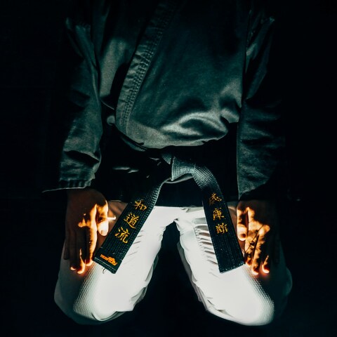 Άτομο με στολή πολεμικών τεχνών