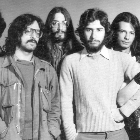 Σπυριδούλα: Η επεισοδιακή συναυλία του ιστορικού συγκροτήματος στην Αθήνα το 1977 και το τραγούδι «Νάυλον Ντέφια και Ψόφια Κέφια»