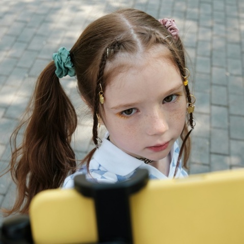 Κορίτσι μπροστά από την οθόνη κινητού - Κάνει γύρισμα για κάποιο βιντεάκι στα social media