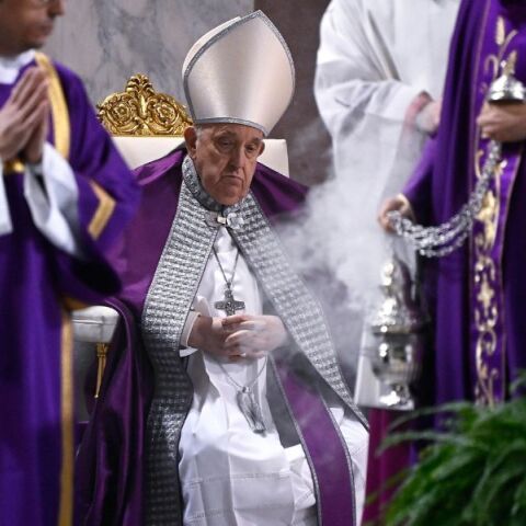 Ο πάπας Φραγκίσκος έχει εποχική γρίπη, ακυρώθηκαν οι σημερινές συναντήσεις του - Αναμένεται να ευλογήσει τους πιστούς την Κυριακή. 