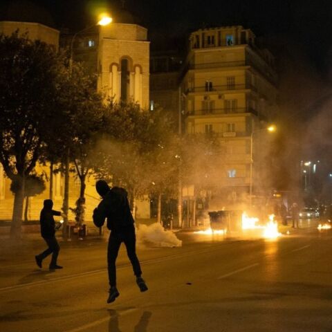 Εκτεταμένα επεισόδια τα ξημερώματα της Κυριακής στη Γεωπονική στην Αθήνα και στο ΑΠΘ - Μολότοφ και ρίψη δακρυγόνων.  