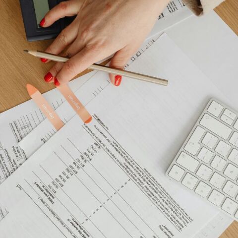 Σε πλήρη εξέλιξη οι διαβουλεύσεις για τη νέα αύξηση του κατώτατου μισθού - Οι διαφορές και το εύρος των προτάσεων για τη διαμόρφωσή του.