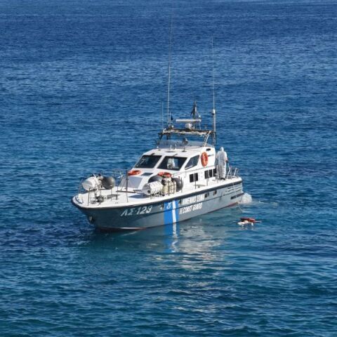 Πλοιάριο με 112 πρόσφυγες και μετανάστες εντοπίστηκε στα νότια της Κρήτης - Οι επιβαίνοντες μεταφέρονται στην Αγία Γαλήνη.