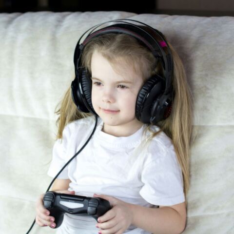 Πώς η ακοή των παιδιών απειλείται από τη χρήση ακουστικών