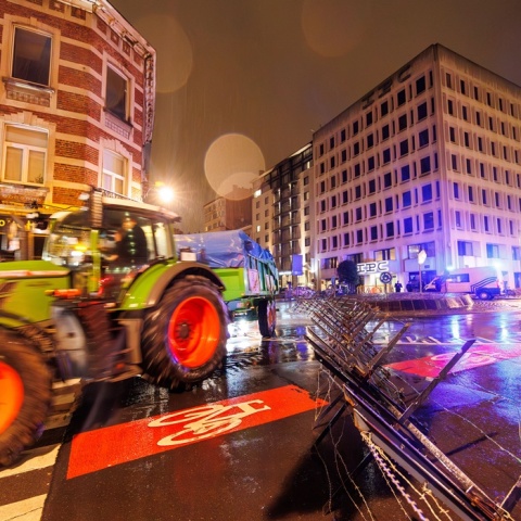 Αγρότες με τα τρακτέρ και πάλι στους δρόμους των Βρυξελλών
