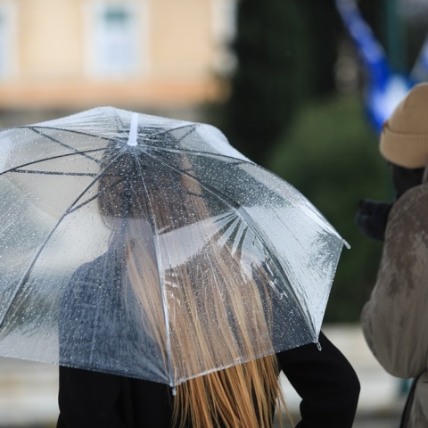 Γυναίκα με ομπρέλα ενώ βρέχει