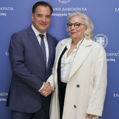 Συνάντηση του υπουργού Υγείας Άδωνι Γεωργιάδη με την πρώτη ασθενή στην οποία συνταγογραφήθηκε σκεύασμα φαρμακευτικής κάνναβης.