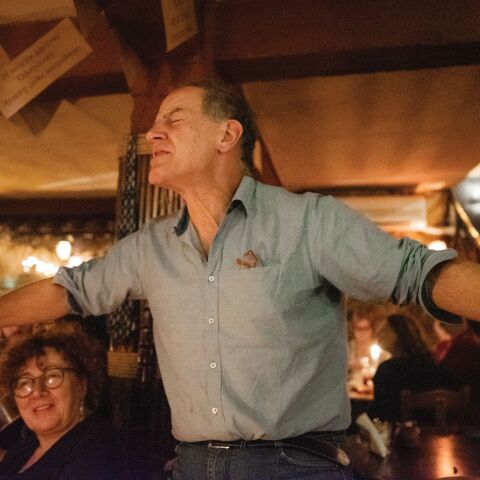 Ο Δημήτρης Φύσσας χορεύει στην Κοτταρού