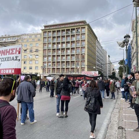 Πολίτες συγκεντρώνονται στην οδό Σταδίου