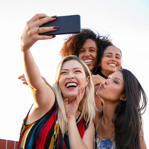 Γιατί οι Millennials δείχνουν νεότεροι από τους Gen Z;