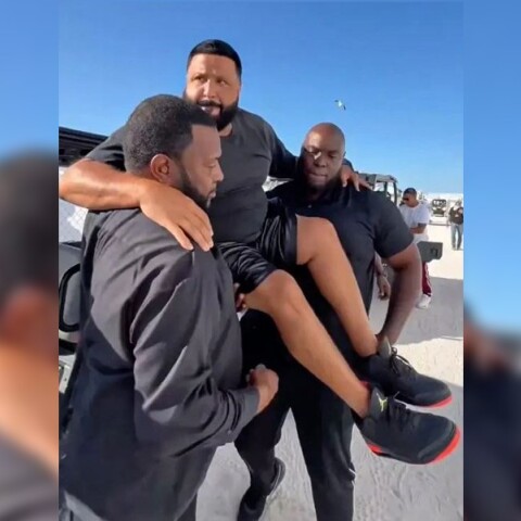 Ο DJ Khaled έβαλε τους σωματοφύλακές του να τον σηκώσουν στα χέρια για να μην λερωθούν τα Air Jordan του