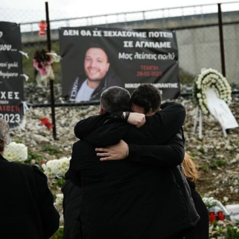 Τέμπη: Σε κλίμα οδύνης το ετήσιο μνημόσυνο για τους 57 νεκρούς - Λουλούδια, κεριά και δάκρυα στο σημείο του δυστυχήματος.