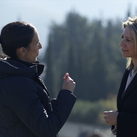 Η Μαρία Καρυστιάνου και η Ανθή Βούλγαρη σε στιγμιότυπο από το ντοκιμαντέρ του Mega για την τραγωδία στα Τέμπη