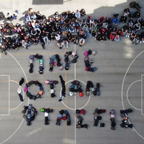 Θεσσαλονίκη: «Πάρε όταν φτάσεις» έγραψαν με τις τσάντες τους μαθητές σχολείου σε λύκειο της πόλης - Ανθρώπινο μήνυμα για την τραγική επέτειο.