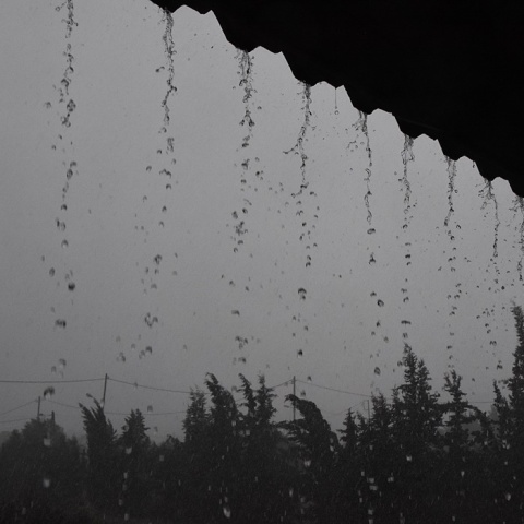 Καταιγίδα και νερό που συσσωρεύεται σε κεραμίδια και στάζει