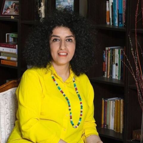 Ιράν - Ναργκίς Μοχαμαντί: Οι αρχές δεν επέτρεψαν στη βραβευμένη με Νόμπελ Ειρήνης ακτιβίστρια να παραστεί στην κηδεία του πατέρα της.