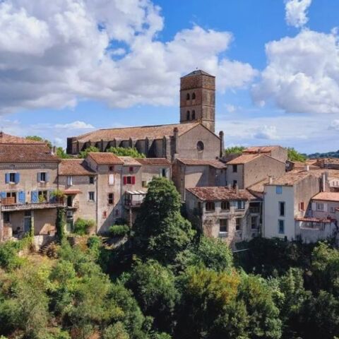 Μοντολιέ: Ένα μικρό Γαλλικό χωριό αφιερωμένο στα βιβλία - Στους πρόποδες των Πυρηναίων - Με πληθυσμό 800 κατοίκων και 15 βιβλιοπωλεία.