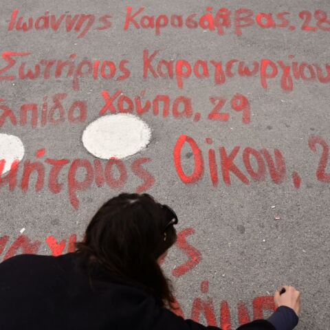 Έσβησαν μέσα στη νύχτα τα ονόματα των θυμάτων από το Σύνταγμα