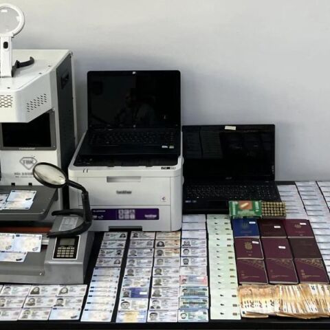 ΕΛ.ΑΣ.: Ακόμη δύο συλλήψεις στο πλαίσιο της επιχείρησης «Illuminati» για την εξάρθρωση κυκλώματος πλαστογραφίας και παράνομης διακίνησης μεταναστών.