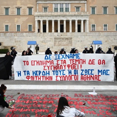 Τέμπη: Φοιτητές ξαναγράφουν τα ονόματα των 57 θυμάτων στο Σύνταγμα