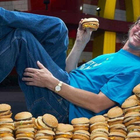 70χρονος Αμερικανός επέκτεινε το ρεκόρ για τα περισσότερα Big Mac που καταναλώθηκαν ποτέ - Έχει φάει περισσότερα από 34.000.