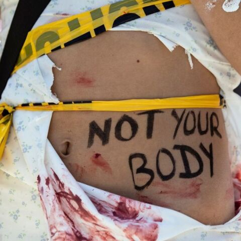 ΗΠΑ: Δύο μεγάλες αλυσίδες φαρμακείων θα πωλούν στο εξής μιφεπριστόνη, το χάπι για τη διακοπή της κύησης - Επικροτεί ο Τζο Μπάιντεν.