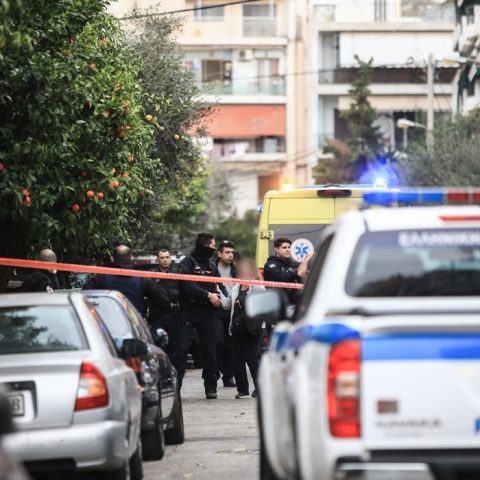 Αστυνομικοί και πολίτες στο σημείο της δολοφονίας του 39χρονου από τον 64χρονο πεθερό του και αυτόχειρα στη Νίκαια
