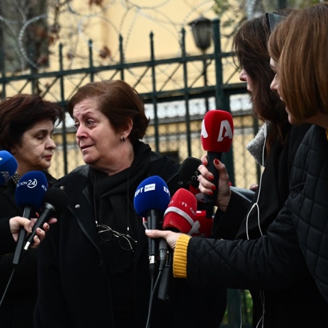 Συγγενείς θύματος στο Πρωτοδικείο για την εκδίκαση αγωγής για τον θάνατο του ελεγκτή στο πολύνεκρο σιδηροδρομικό δυστύχημα στα Τέμπη