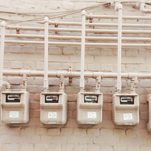 Tιμολόγια ρεύματος: Χαμηλότερες χρεώσεις τον Μάρτιο