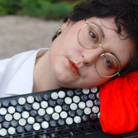 «Μια Γέφυρα Μουσικής Πάνω από τη Συγγρού, vol.9»: Η αρκοντεονίστα Άρτεμις Βαβάτσικα μιλάει για τη συμμετοχή της στην εκδήλωση