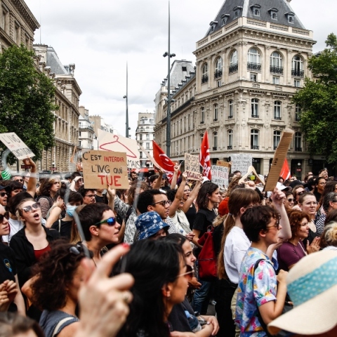 Γαλλία: Η πρώτη χώρα που κατοχυρώνει συνταγματικά το δικαίωμα στην άμβλωση 