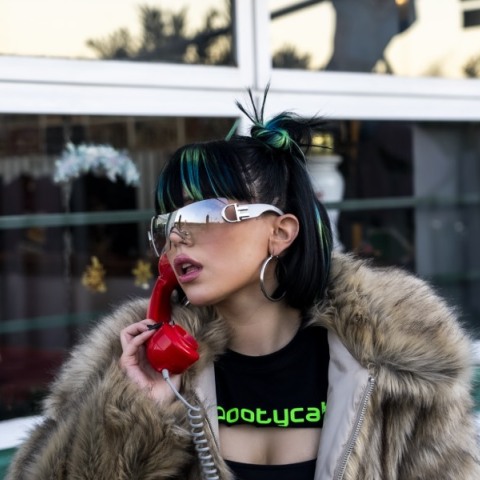 H τραγουδίστρια της Gen Z απαντά σε 33 ερωτήσεις για την Αθήνα