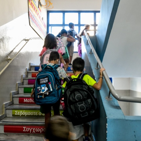 Παιδιά ανεβαίνουν τις σκάλες του σχολικού τους συγκροτήματος