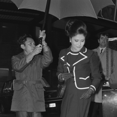 H Ιμέλντα Μάρκος την εποχή της νιότης της, στο αεροδρόμιο του Hearhrow στο Λονδίνο, Φεβρουάριος 1973 © Photo by Evening Standard/Hulton Archive/Getty Images